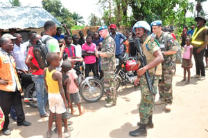 Le général Bernard Commins (au centre, béret bleu), commandant adjoint de la Force Monusco échangeant avec des jeunes de Yumbi, en janvier 2019. © Photo MONUSCO / FORCE