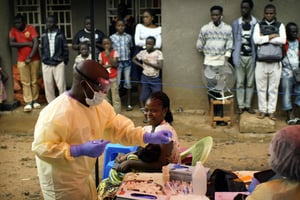 Un infirmier vaccine un enfant à Beni, en RDC, le 13 juillet 2019. © Jerome Delay/AP/SIPA