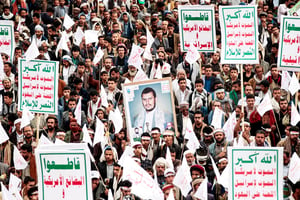 Des manifestants affichant leur attachement au leader du soulèvement yéménite, Abdelmalek al-Houthi, à Sanaa, le 10 septembre. © MOHAMMED HUWAIS/AFP