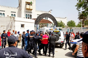 Devant l’établissement pénitentiaire, au moment de l’incarcération d’Abdelmalek Sellal. © AFP