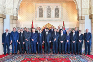 Le roi Mohammed VI posant avec les membres du nouveau gouvernement, le 9 octobre, dans la salle du Trône, au Palais royal de Rabat. © Driss Ben Malek/MAP