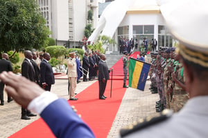 Ali Bongo Ondimba, lors d’une cérémonie militaire à Libreville, en août. © STEVE JORDAN/AFP