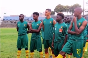 L’équipe du Cameroun des moins de 17 ans (avec notamment Étienne Eto’o, 3e en partant de la gauche). © YouTube/ Francko Carter
