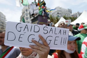 Une pancarte exigeant le départ du chef d’état-major de l’armée, le général Ahmed Gaïd Salah, en mai 2019 à Alger (image d’illustration). © Anis Belghoul/AP/SIPA