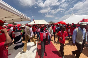 Mokgweetsi Masisi, président du Botswana et leader du BDP, arrive à un meeting dans un village à une quarantaine de kilomètres de Gaborone, le 22 octobre 2019. © REUTERS/Siyabonga Sishi