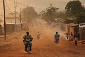 Les motos-taxis risquent leur vie en traversant la frontière entre le Bénin et le Nigeria. © Raphael Bick / Flickr