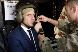 Le président français Emmanuel Macron, lors d’une visite aux troupes françaises de Barkhane, à Gao, en mai 2017. © Christophe Petit Tesson/AP/SIPA