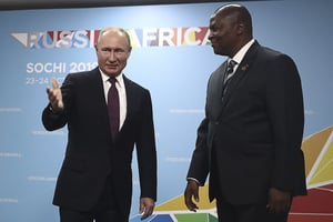 Vladimir Poutine et Faustin-Archange Touadéra, lors du sommet de Sotchi en Russie, le 23 octobre 2019. © Sergei Fadeyechev/AP/SIPA
