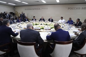 Vladimir Poutine, Abdel-Fattah El-Sissi et Mahamadou Issoufou assistent à un déjeuner avec les chefs des organisations régionales africaines, en marge du sommet Russie-Afrique à Sotchi. © Mikhail Metzel/AP/SIPA