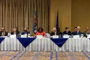 Les négociateurs en chef Neven Mimica et Robert Dussey et plusieurs ministres africains lors d’une réunion sur le partenariat entre l’UE et les 79 pays d’Afrique, des Caraïbes et du Pacifique (ACP), en mai 2019. © ACP