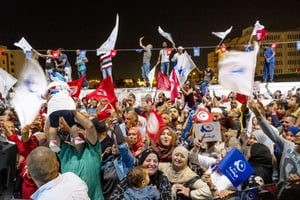 Des partisans d’Ennahdha célébrant la victoire du parti aux législatives, à Tunis. © Nicolas Fauqué/www.imagesdetunisie.com