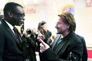 Les artistes Youssou N’Dour et Bono, à la conférence duFonds mondial, à Lyon. © Olivier Chassignole/AP/SIPA