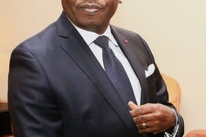 Dans son bureau de Yaoundé, en début d’année. Au palais d’Etoudi, il passe pour être les yeux et les oreilles du chef de l’État. © DR