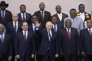 Vladimir Poutine (au centre) et de nombreux dirigeants africains, lors du Sommet Russie-Afrique à Sotchi, le 24 octobre 2019. © Sergei Chirikov/AP/SIPA