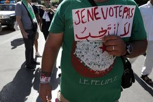 Un homme brandissant une pancarte contre la tenue de l’élection présidentielle, début octobre 2019 à Alger (image d’illustration). © Toufik Doudou/AP/SIPA