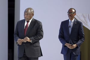 Les présidents sud-africain, Cyril Ramaphosa (à gauche), et rwandais, Paul Kagame, en janvier 2019 lors du Forum économique mondial à Davos, en Suisse (image d’illustration). © Markus Schreiber/AP/SIPA