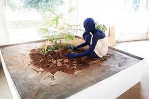 Une oeuvre de Beya Gille Gacha,  lauréate du 1er Prix BISO, le prix Léridon, avec Adejoke Tugbiyele © Facebook de la Biennale Internationale de Sculpture de Ouagadougou
