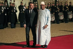 Le président malien Ibrahim Boubacar Keïta (à droite) reçu à l’Elysée par son homologue français Emmanuel Macron, le 11 novembre 2019 (image d’illustration). © Michel Euler/AP/SIPA