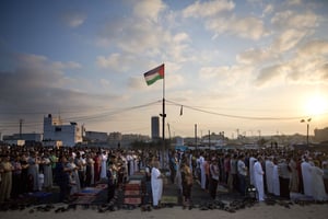 Les musulmans palestiniens prient pour marquer le premier jour de l’Aïd, à Gaza, le 11 août 2019. © Khalil Hamra/AP/SIPA