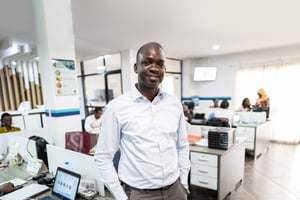 Depuis Dakar, où il a fondé sa start-up Intouch, le Sénégalais Omar Cissé a conquis de nombreux marchés, dont la Côte d’Ivoire. © Sylvain Cherkaoui pour JA