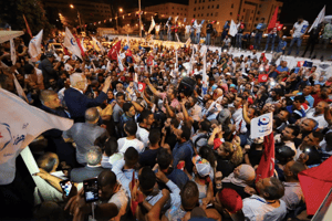 Le chef du parti tunisien d’inspiration islamiste Ennahdha, Rached Ghannouchi, s’adresse à des partisans réunis devant le siège du parti pour célébrer la victoire aux élections législatives. © Parti Ennahdha/Twitter