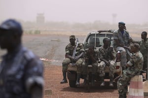 Des soldats à l’aéroport de Bamako. Photo d’illustration. © Rebecca Blackwell/AP/SIPA