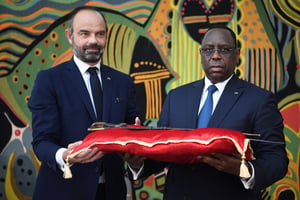 Edouard Philippe, le premier ministre français, remettant le sabre d’d’El Hadj Omar Saïdou Tall au président Macky Sall, le 17 novembre 2019 à Dakar. © DR / Primature Fr