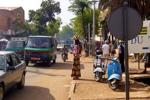 Dans les rues embouteillées de Bamako et ses bus verts © Alexandre Baron