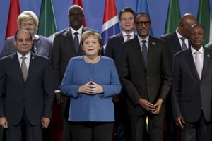 Angela Merkel entourée des chefs d’État africains présents au Compact with Africa © AP/SIPA