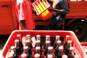 Coca-Cola (31,9 milliards de dollars de CA en 2018) mise sur le continent pour assurer sa croissance future. Ici, des employés d’un supermarché de Conakry livrant des bouteilles. © GABRIEL BOUYS / AFP