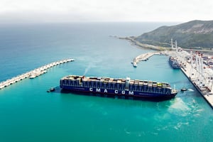 Le numéro quatre mondial du secteur a des participations dans six grands ports du continent, dont celui (ici) de Tanger Med. © Alexander Von Umbolt/CMA CGM