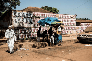 Des affiches électorales dans une rue de Bissau, le 23 novembre 2019. © AFP/JOHN WESSELS