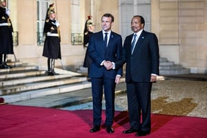Le président français Emmanuel Macron et son homologue camerounais Paul Biya lors d’un dîner avant le Forum de Paris sur la Paix, en novembre 2019. © Présidence camerounaise