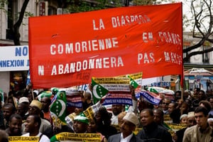 La disapora comorienne défilant contre « l’occupation illégale de la France à Mayotte » à Paris en 2008. © mrskyce/CC/Flikr