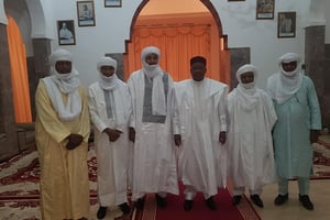 Le président nigérien Mahamadou Issoufou a reçu une délégation venant de Kidal, comprenant des membres du HCUA, le 24 novembre 2019. © DR / Copie d’acran Facebook