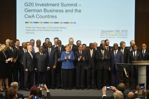 La chancelière Angela Merkel avec les participants au G20 de l’investissement en marge de la rencontre « Compact with Africa », en 2019. © AP/SIPA