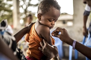 Vaccination d’une enfant de 1 an contre la fièvre jaune en RD Congo. © Tommy Trenchard/PANOS/REA
