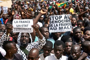 Manifestation antifrançaise organiséeà Bamako, le 5avril, par le Haut Conseil islamique du Mali de l’imam Dicko. Depuis, le même type de protestations s’est répété régulièrement. © MICHELE CATTANI/AFP
