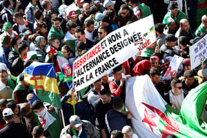 Manifestation exigeant la fin du « système », le 15 mars, à Alger. © RYAD KRAMDI /AFP