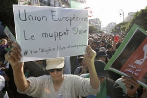 Des manifestants protestant contre la résolution adoptée par le Parlement européen, vendredi 29 novembre dans les rues d’Alger. © Toufik Doudou/AP/SIPA