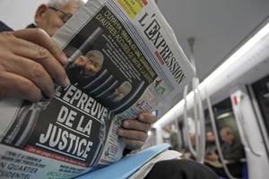Lundi 2 décembre, presque tous les journaux algériens titraient sur l’ouverture du procès (finalement reportée de 48h). © Fateh Guidoum/AP/SIPA
