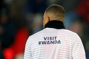 Le logo de « Visit Rwanda » sur le maillot du PSG de Mbappé. © REUTERS/Charles Platiau