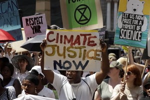 Des manifestants alertant sur les conséquences du réchauffement climatique, en septembre 2019 à  Johannesburg. © Themba Hadebe/AP/SIPA