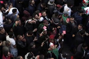 Des opposants à l’élection présidentielle défilant dans les rues d’Alger, vendredi 6 décembre 2019 (image d’illustration). © Toufik Doudou/AP/SIPA