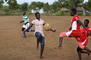 Des femmes soudanaises réfugiées jouent au football, dans un camp ougandais, en juin 2017. Photo d’illustration. © Ben Curtis/AP/SIPA
