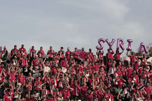 Des supporters syriens soutiennent leur équipe avant un match de la Coupe d’Asie du groupe B entre l’Australie et la Syrie, le 15 janvier 2019. © Nariman El-Mofty/AP/SIPA