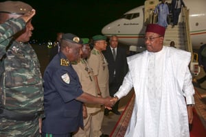 Le président nigérien Mahamadou Issoufou a interrompu sa participation à la Conférence sur « la Paix Durable, la Sécurité et le Développement en Afrique » qui se tient en Égypte pour rentrer à Niamey suite au drame survenu à Inates le 10 décembre 2019. © DR / Twitter officiel de la présidence du Niger