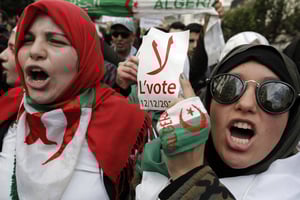 Des étudiantes manifestant contre la tenue de l’élection présidentielle, mardi 10 décembre 2019 à Alger (image d’illustration). © Toufik Doudou/AP/SIPA