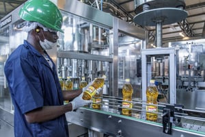 Guide investir Gabon 2018 -Olam Usine d’embouteillage d’huile de palme, Lambarene. Juillet 2018.© Jacques Torregano pour JA © Jacques Torregano/Divergence pour JA