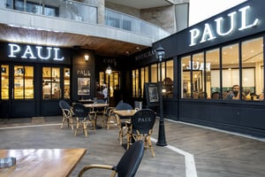 La chaîne de boulangerie Paul a ouvert son premier établissement dans le centre de Libreville en 2018. © Jacques Torregano/Divergence pour JA